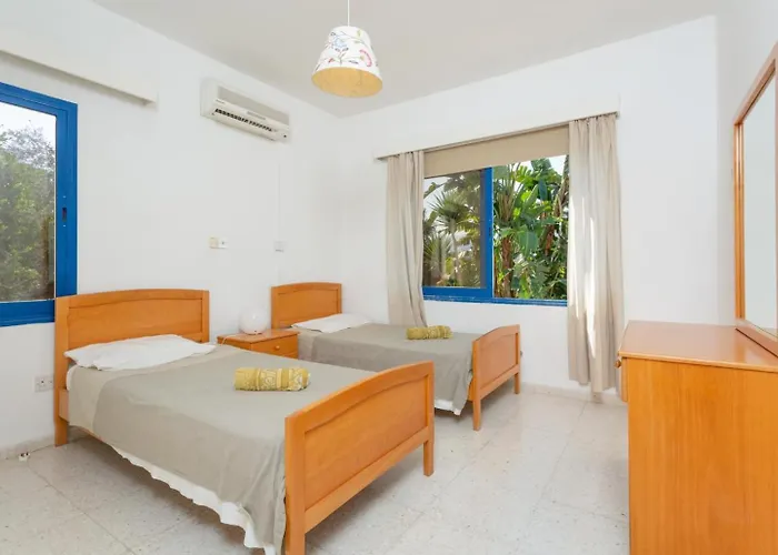 Charoula Tria * Paphos