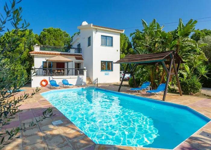 Vila Charoula Tria *