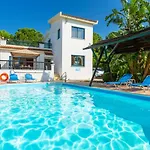Charoula Tria Large Private Pool Ac Wifi פאפוס